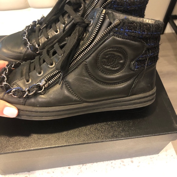 Chanel tennis shoes with leather & tweed detail - Picture 5 of 8